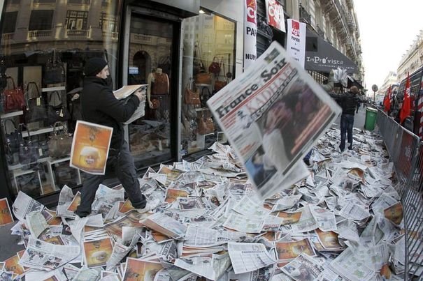 206385_des-manifestants-protestent-contre-de-nouvells-vagues-de-licenciments-dans-la-presse-ecrite-le-24-octobre-2011-a-paris